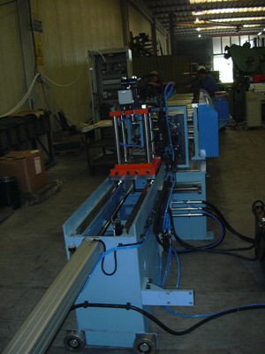 Fly shearing carraiage for roll forming line for the production of industrial shelving 
